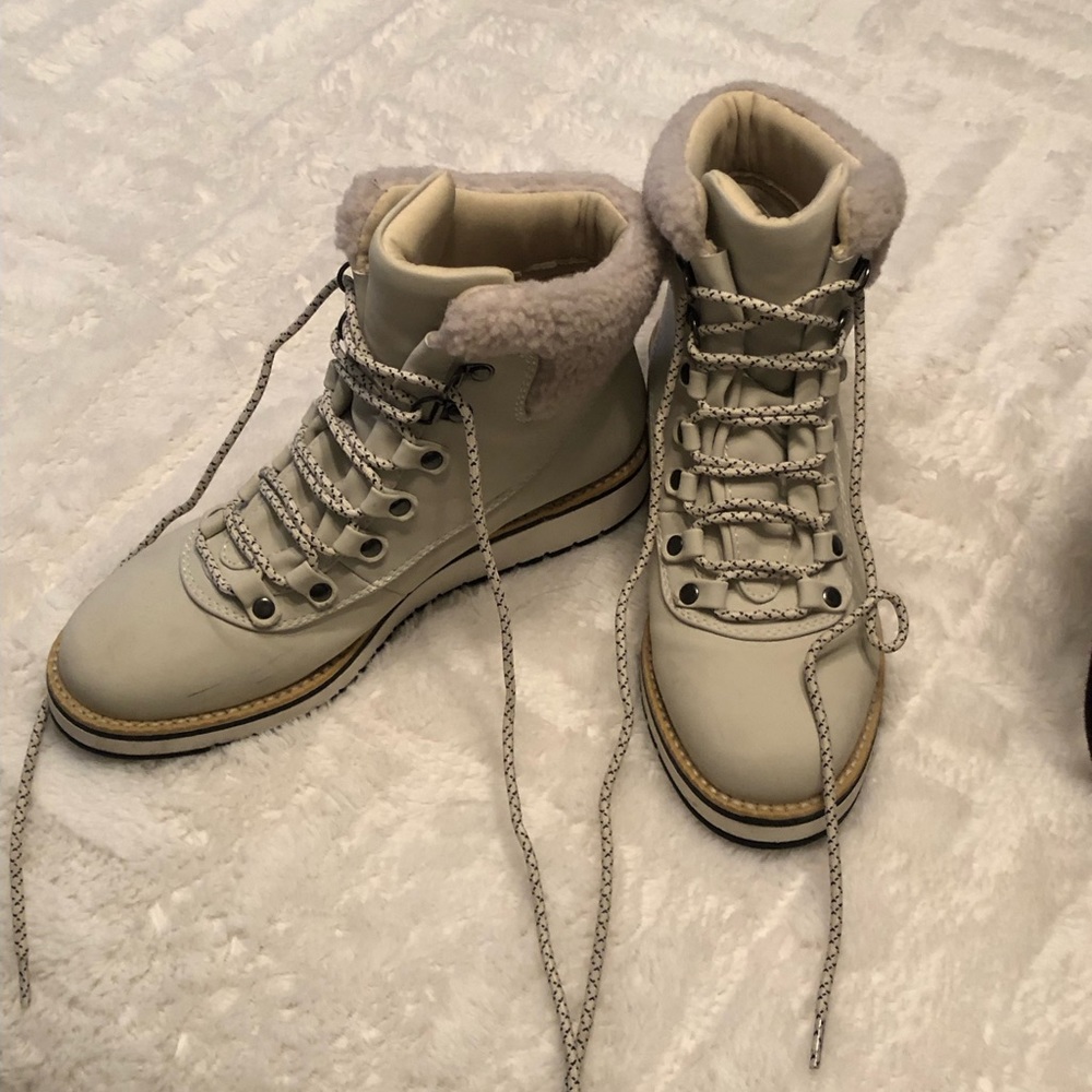 Cream winter boot